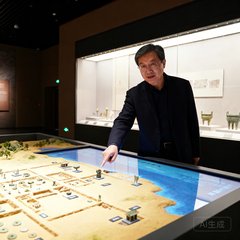 南昌汉代海昏侯遗址博物馆馆长刘文博在数字沙盘前讲解展品的场景